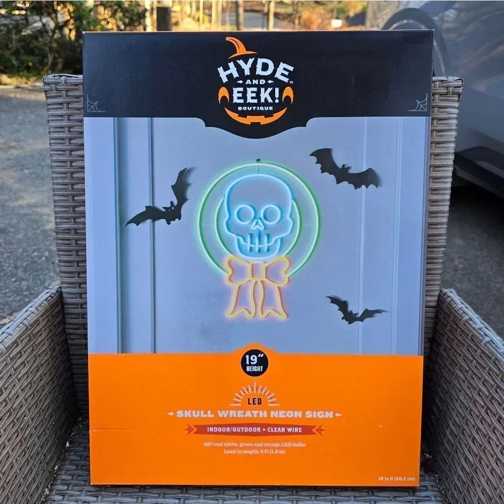 Hyde & Eek! Skull Wreath Neon Wall Light, NIB